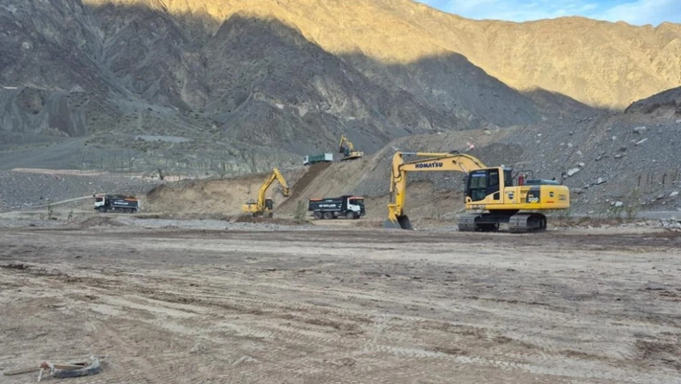El Tambolar: avanzan las obras para preparar el río San Juan ante las crecidas del verano